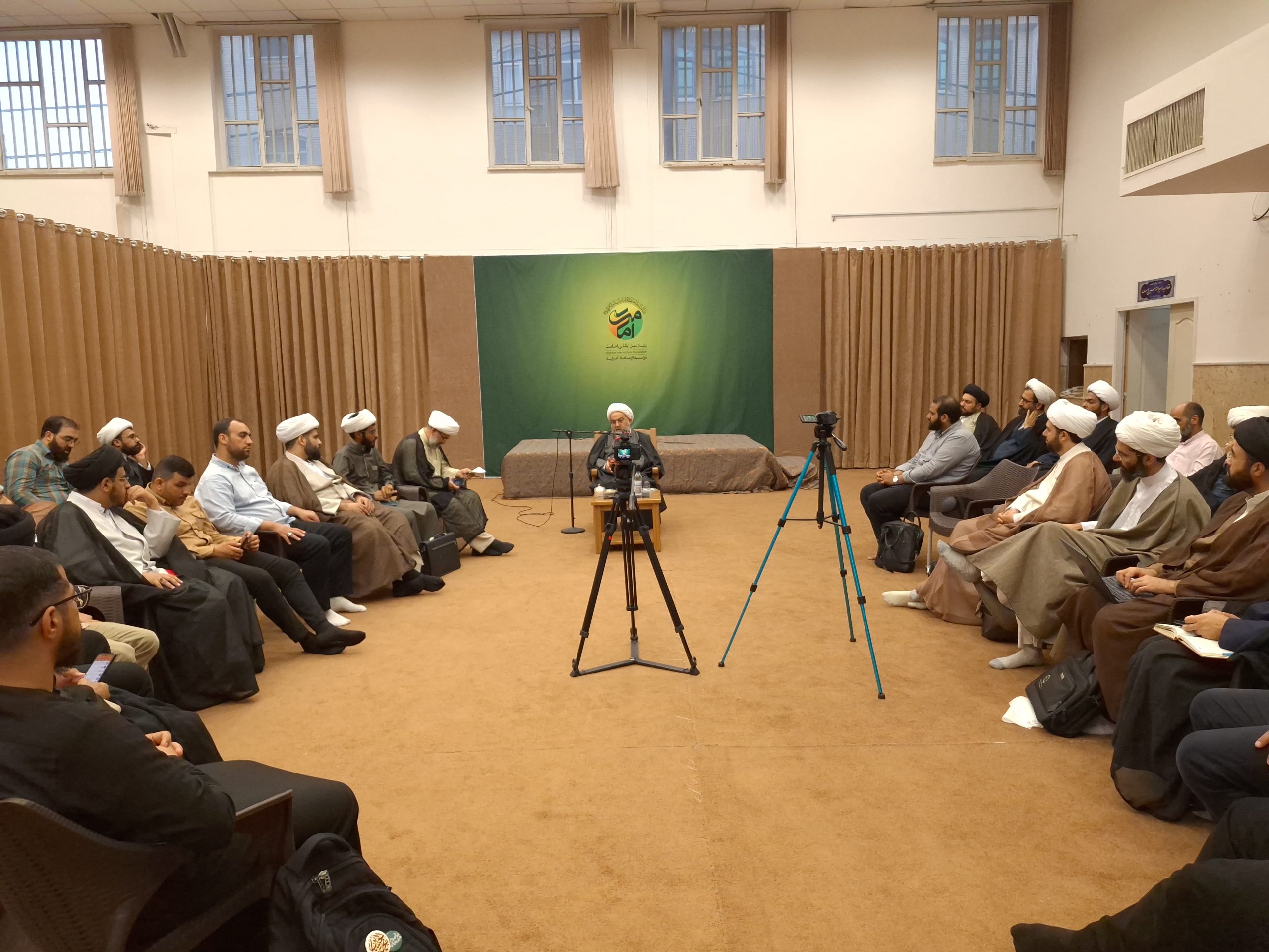 نشست علمی صمیمانه با حضور استاد محمدتقی سبحانی برگزار شد