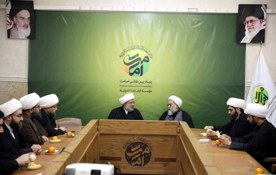 دیدار حجت الاسلام و المسلمین شیخ عمار الهلالی رئیس شئون معارف عتبه عباسیه و هیئت همراه با حجت الاسلام و المسلمین محمد تقی سبحانی و بازدید از بنیاد بین‌المللی امامت