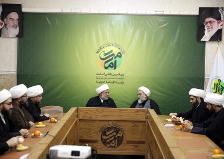 دیدار حجت الاسلام و المسلمین شیخ عمار الهلالی رئیس شئون معارف عتبه عباسیه و هیئت همراه با حجت الاسلام و المسلمین محمد تقی سبحانی و بازدید از بنیاد بین‌المللی امامت