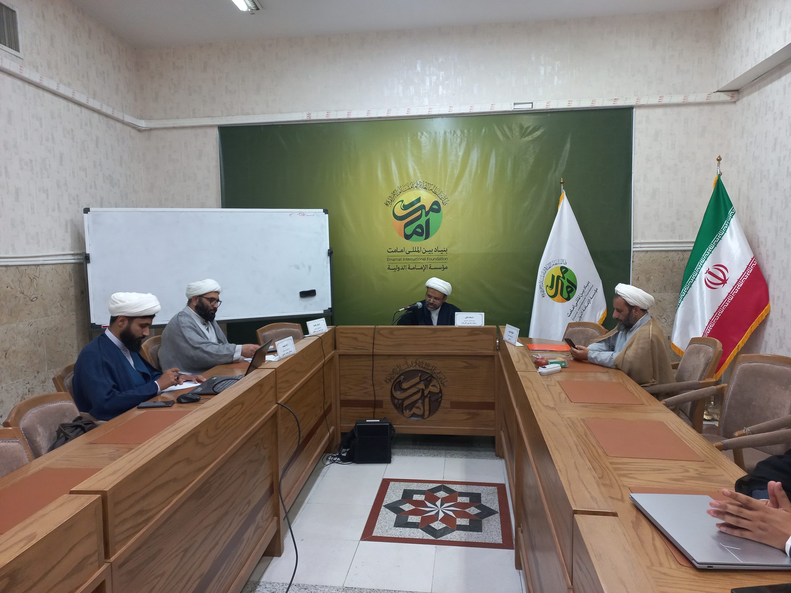 پایان‌نامه‌ای با عنوان «معیارهای تشخیص امام و کارکردشناسی آن در عصر حضور ائمه با تکیه بر بصائر و کافی» درجه عالی دفاع شد