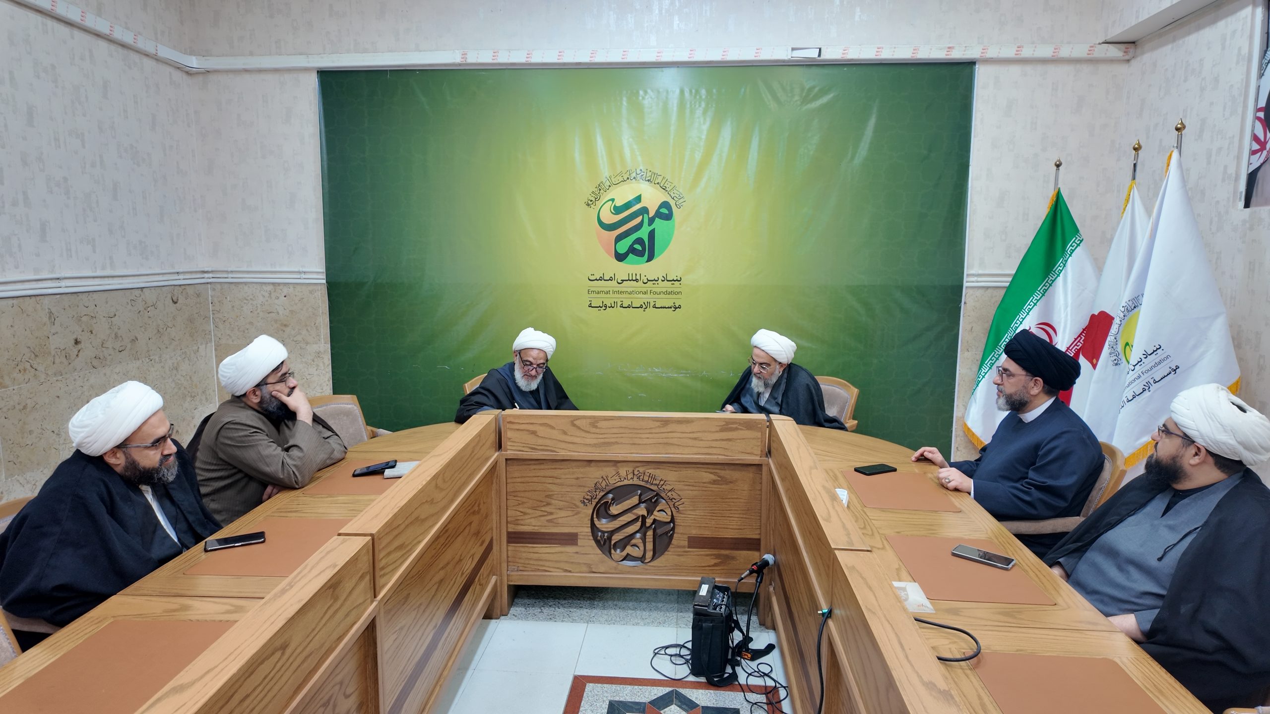 حجت الاسلام والمسلمین دکتر آقا تهرانی رئیس کمسیون فرهنگی مجلس شورای اسلامی از بنیاد بین المللی امامت دیدار کرد.