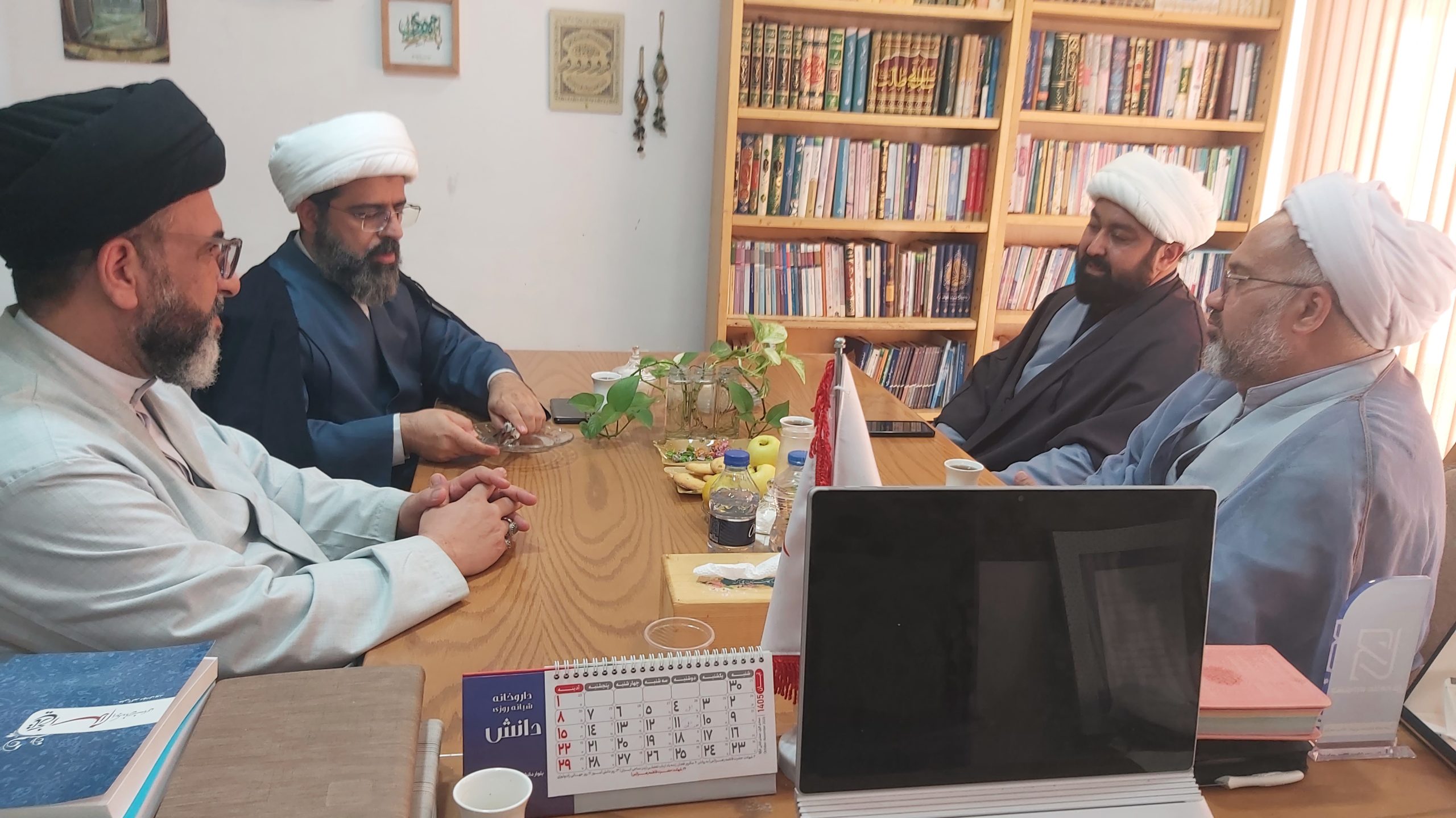 نشست مشترک مسئول مرکز آموزشهای کاربردی مهارتی حوزه علمیه فارس با معاون فرهنگی و نماینده بنیاد بینالمللی امامت در قم برگزار شد.